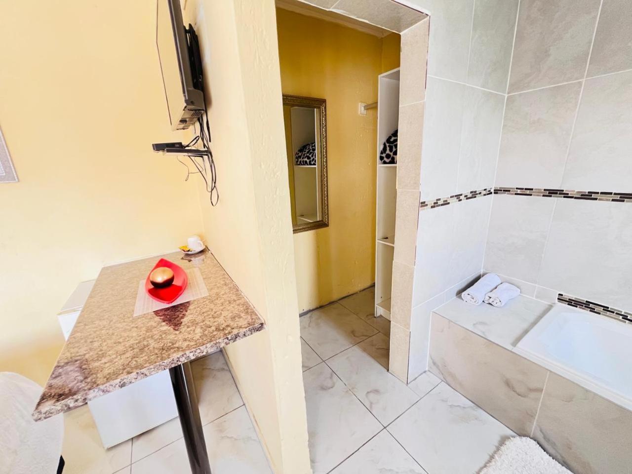 Oteng Lifestyle Bnb Bed & Breakfast Rustenburg Bagian luar foto