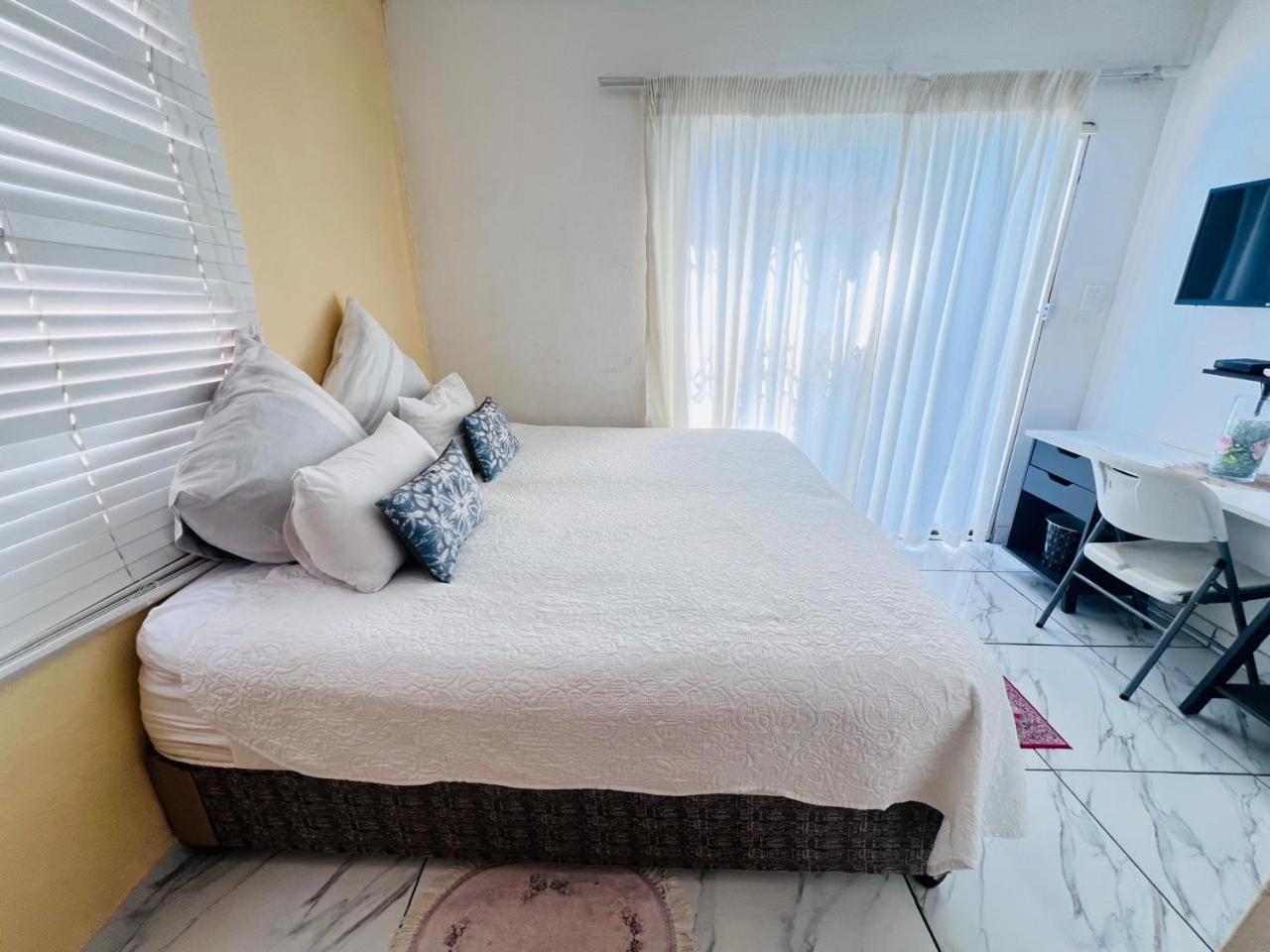 Oteng Lifestyle Bnb Bed & Breakfast Rustenburg Bagian luar foto