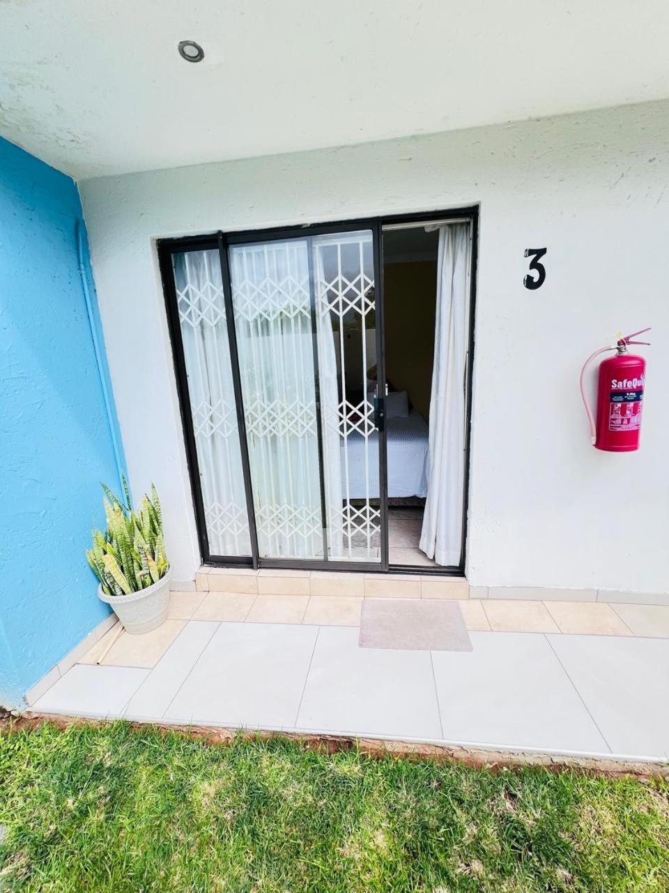 Oteng Lifestyle Bnb Bed & Breakfast Rustenburg Bagian luar foto