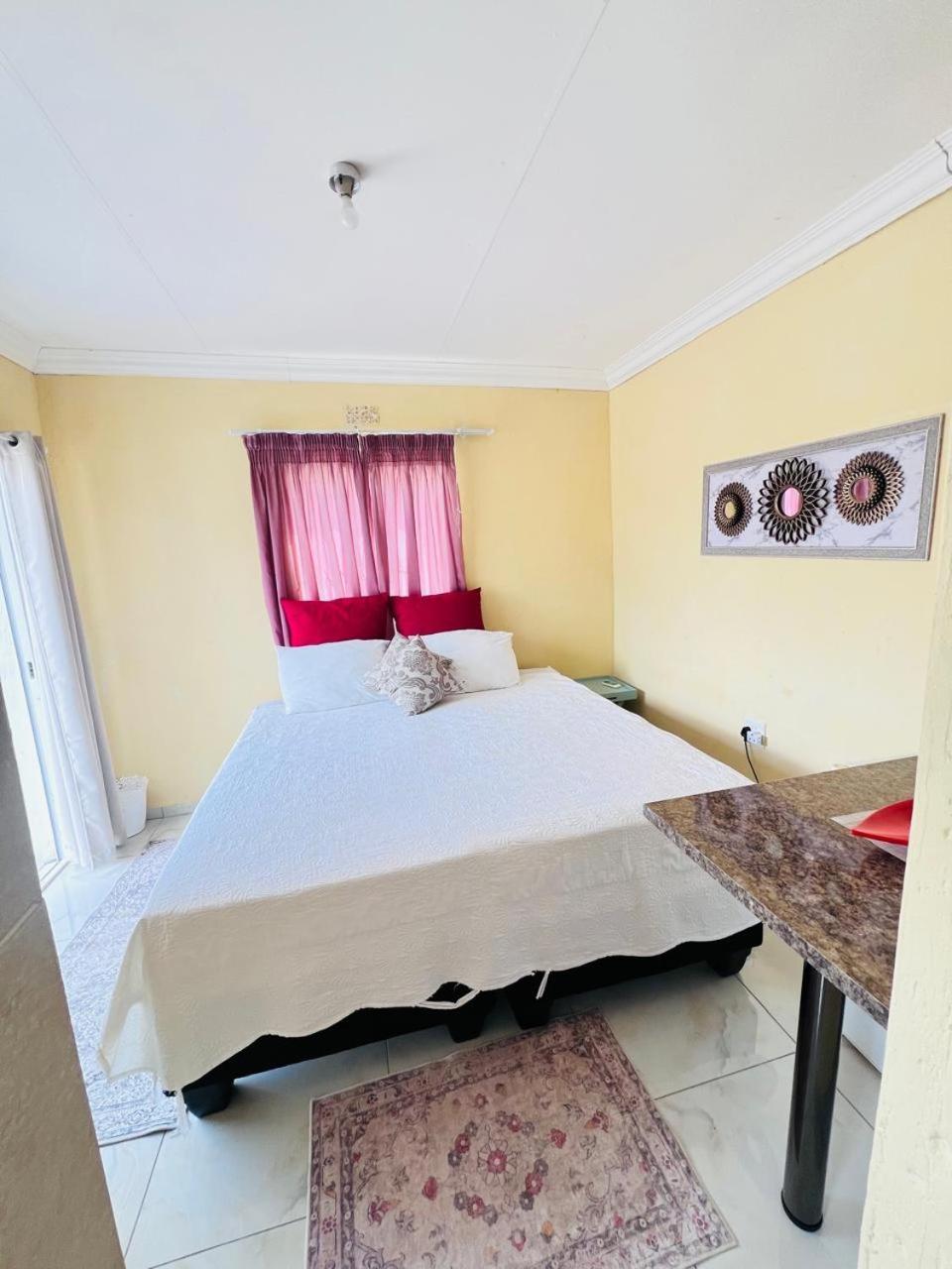 Oteng Lifestyle Bnb Bed & Breakfast Rustenburg Bagian luar foto